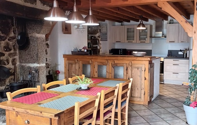 Cuisine et grande table en bois