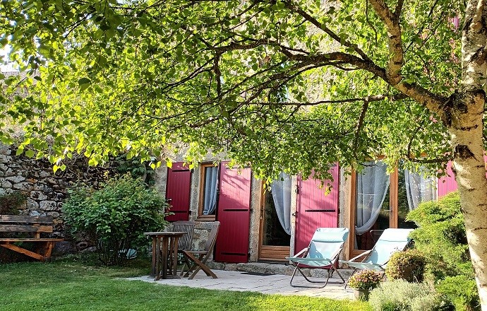 La terrasse ensoleillée du gîte sous le bouleau